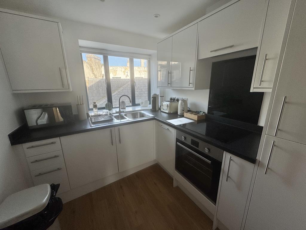 Lot: 67 - A WELL PRESENTED APARTMENT WITHIN CLOSE PROXIMITY TO TORQUAY HARBOUR - Kitchen
